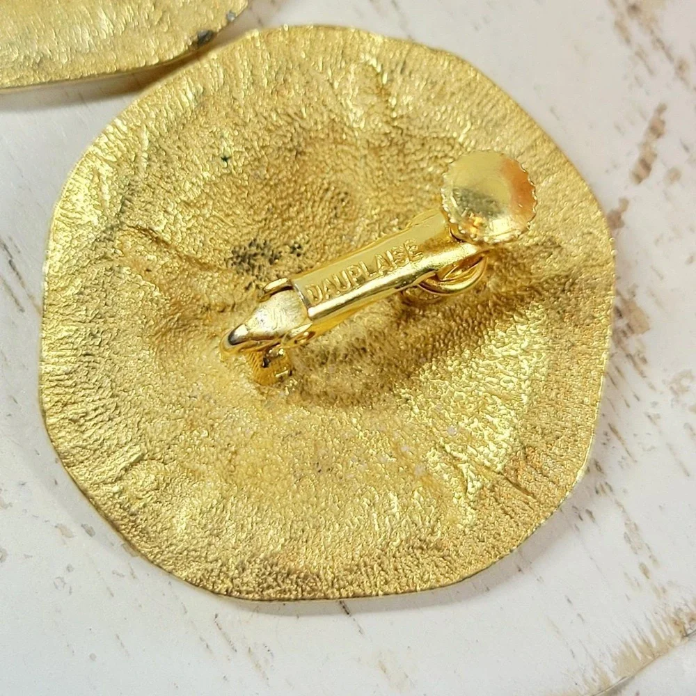 VTG Dauplaise Brushed Gold Tone Sand Dollar Earrings Clip On Statement Beachy